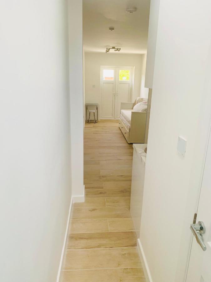 Lovely En-Suite Studio With Kitchen And Free Parking With Walking Distance To Tube Station And Short Train Ride To Central London!! Northwood  Exterior photo